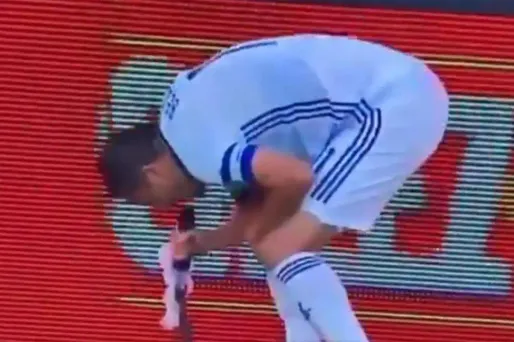 Alejandro Bedoya a pris position en faveur d'une meilleure régulation des armes à feu aux États-Unis, dimanche, au bord du terrain.