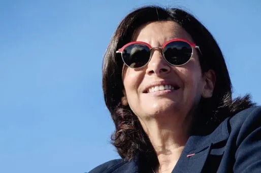 La maire de Paris Anne Hidalgo avait emprunté un Falcon et un hélicoptère pour se rendre sur le Tour de France.