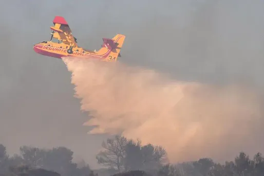Huit Canadairs sont actuellement mobilisés pour lutter contre les flammes. Photo d'illustration.