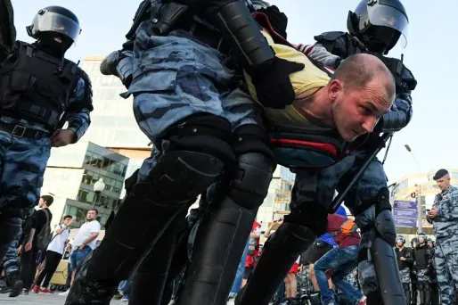 Selon l'ONG OVD-Info, 828 personnes ont été interpellées samedi à Moscou.