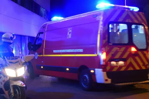 Policier et véhicule d'assistance aux victimes à Amiens après la chute d'une barrière au stade (1280x640) FRANCOIS LO PRESTI / AFP