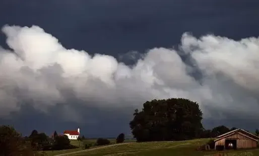 Le temps va osciller entre beau temps et averses sur une bonne partie du pays, vendredi.