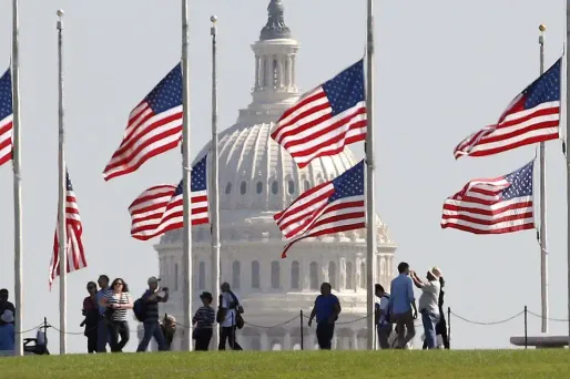 Les Américains étaient partagés entre l'émotion et la colère dimanche au lendemain de deux fusillades ayant fait 29 morts au Texas et dans l'Ohio.