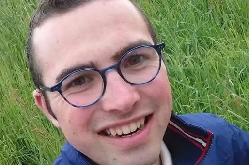 Selon la description de l'appel à témoins, Maxime Papillon est vêtu d’un tee-shirt blanc portant l’inscription "Le bon Mayennais".