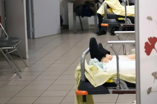 Faute de moyens déployés en ville, la plupart des patients en psychiatrie se retrouvent aux urgences.