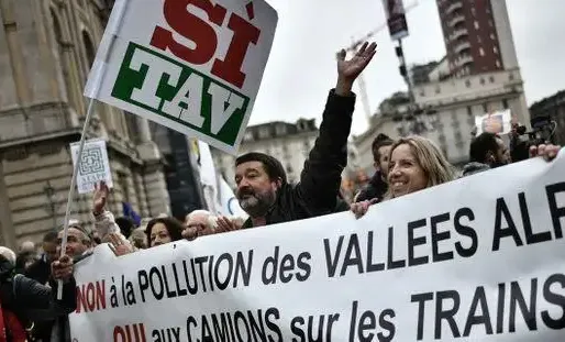 La ligne à grand vitesse Lyon-Turin a ses défenseurs, comme ici lors d'une manifestation en Italie.