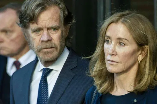 Felicity Huffman à la sortie du tribunal, escortée par son mari.