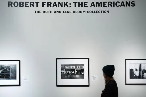 Robert Frank est devenu célèbre pour ses photos en noir et blanc, prises à travers les États-Unis.
