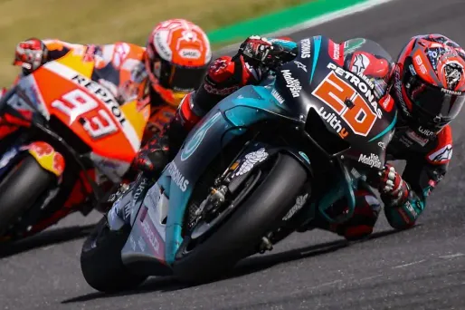 Marc Marquez, derrière, chasse Fabio Quartararo