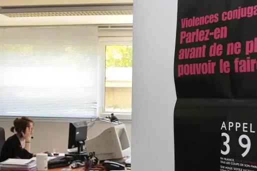 Violences conjugales : où en est l'enquête après la visite de Macron sur la plateforme du 39.19 ?