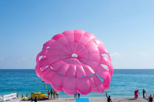 Tunisie : une touriste britannique dit avoir été agressée sexuellement lors d’un vol en parachute ascensionnel