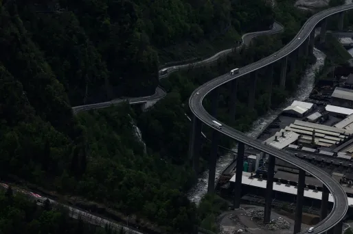La RN 205 serpente d'un côté sur un viaduc, et de l'autre, le long de la montagne.