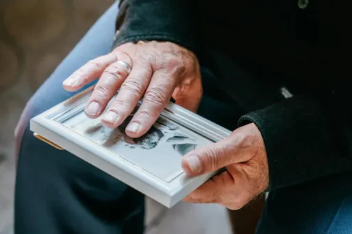 Face au deuil : comment Roc Eclerc redéfinit l'accompagnement des familles endeuillées