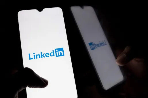 Un téléphone sur l'application LinkedIn. (illustration)
