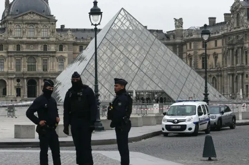 EN DIRECT - Vol au Louvre : la couronne de l'impératrice Eugénie retrouvée endommagée
