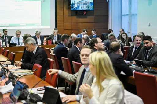 Les députés de la commission des Finances de l'Assemblée nationale ont commencé lundi l'examen du budget de l’État, n'hésitant pas à corriger la copie du gouvernement.
