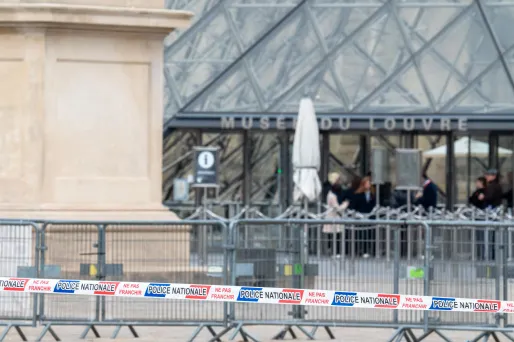 Cambriolage au musée du Louvre : à Paris, touristes et habitants dénoncent une sécurité «à l'image de la France, en décadence»