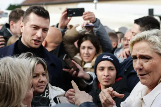 En déplacement à la foire de Poussay, dans les Vosges, Marine Le Pen et Jordan Bardella testent la popularité du RN auprès des Français