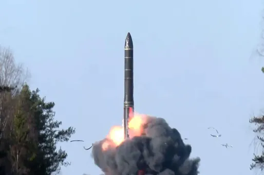 Le Bourevestnik se distingue d'un autre missile intercontinental russe, le Yars.