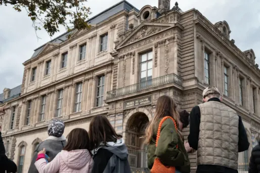 Cambriolage au musée du Louvre : la fenêtre du casse, nouvelle attraction touristique