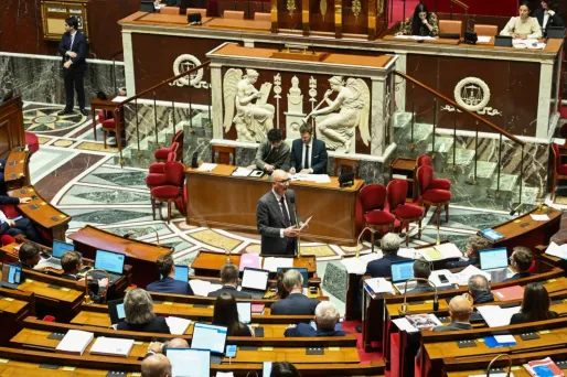 Cet "impôt universel" sur les multinationales, inspiré de l'association Attac et de l'économiste Gabriel Zucman, pourrait rapporter 26 milliards d'euros au budget de l'État, selon ses défenseurs.