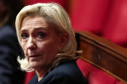 Marine Le Pen ne devrait pas voter le budget… mais approuve certaines taxes votées par l’Assemblée