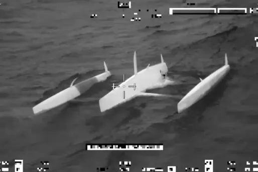 VIDEO - Transat Café L'Or : le voilier d'Audrey Ogereau et Erwan Leroux se renverse, la marine nationale leur vient en aide