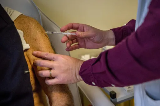 Les députés ont adopté un texte qui ouvre la voie à une possible obligation vaccinale contre la grippe en Ehpad.