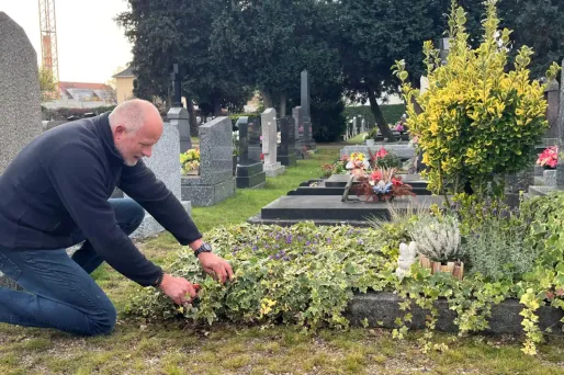 Christian Mallo, nettoyeur de tombes en Alsace.