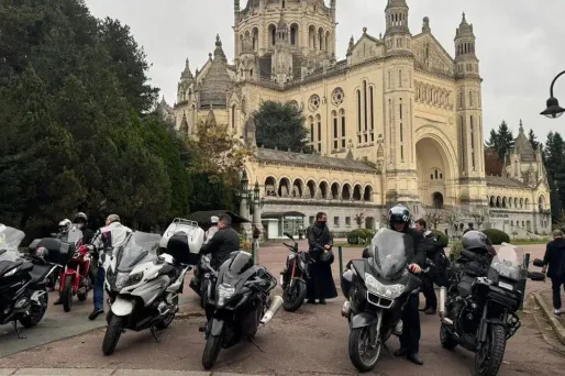 Les reliques de Sainte-Thérèse de Lisieux escortées par des motards jusqu’à Paris pour le congrès Mission