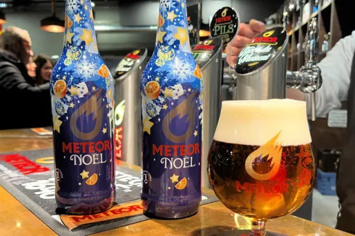 Cette bière est mise en bouteille à Hochfelden, sur le site historique de la brasserie Meteor, une entreprise artisanale familiale qui existe depuis près de 400 ans.