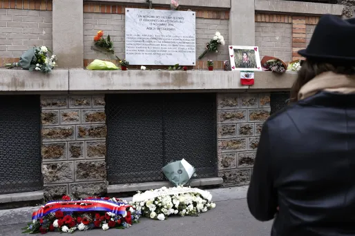 Une plaque commémorative posée au restaurant La Belle équipe, victime des attentats du 13 novembre 2015.