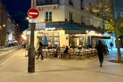 Dix ans après les attentats du 13-Novembre, la terrasse du «Comptoir Voltaire» devenu «Les Ogres», se souvient et reprend vie