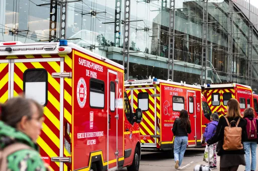 Plusieurs camions de pompiers devant la gare Montparnasse. (illsutration)