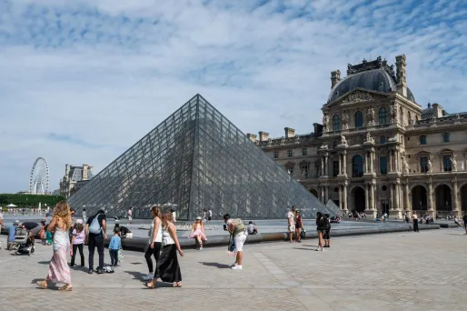 L'entrée principale du Louvre. (Illustration)