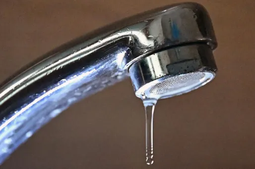 Taux de conformité de l'eau potable en baisse : pourquoi le prix de l’eau du robinet risque d’exploser ?