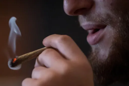 Emmanuel Macron a estimé "qu'acheter de la cocaïne ou du cannabis était une façon d'être complice et de financer les trafics".