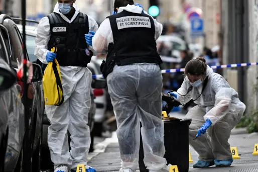 Des membres de la police scientifique en train de récolter des preuves sur les lieux d'une fusillade à Marseille.