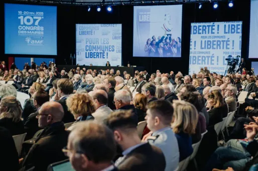 Sous la pression des normes et de l’incertitude budgétaire, les maires expriment leur ras-le-bol