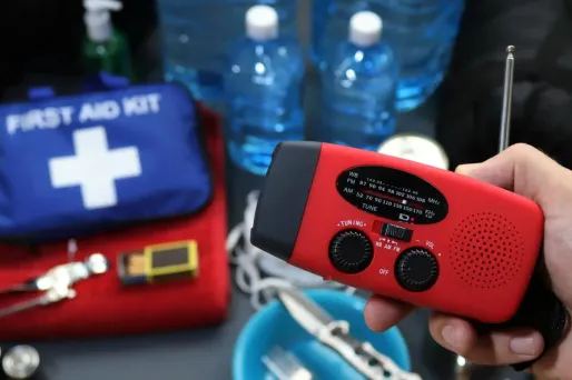 Le kit de survie préconise d'avoir 6 litres d'eau, une radio à pile, des vêtements chauds et un peu de nourriture.