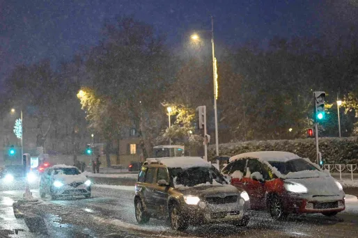 Météo-France place l'Île-de-France en vigilance neige-verglas, appel à la prudence sur les routes