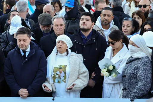 EN DIRECT - «Il faut que ça s'arrête», la mère de Mehdi Kessaci prend la parole lors de la marche blanche en hommage à son fils