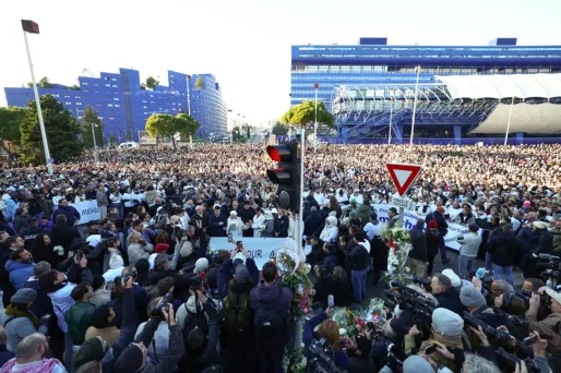 «Ça m'a trop touchée» : à Marseille, des milliers de personnes à la marche blanche pour Mehdi Kessaci