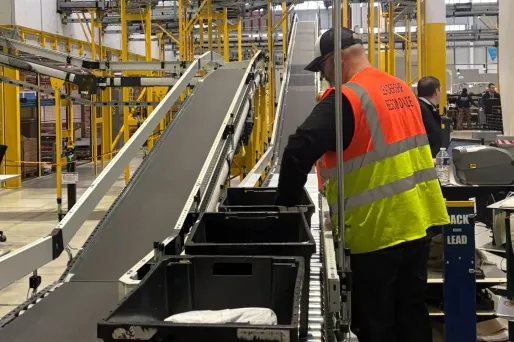 Amazon enclenche le turbo avant Noël : immersion dans l’entrepôt robotisé de Boves