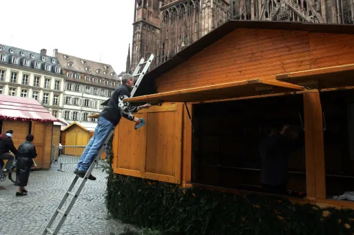 A quelques heures de l'ouverture du marché de Noël, les exposants s'activent pour les derniers préparatifs.