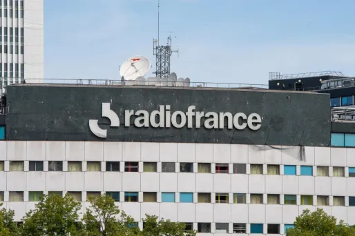 L’étude révèle que les personnalités politiques issues du centre et de la gauche institutionnelle bénéficient d’un traitement de faveur sur Radio France.