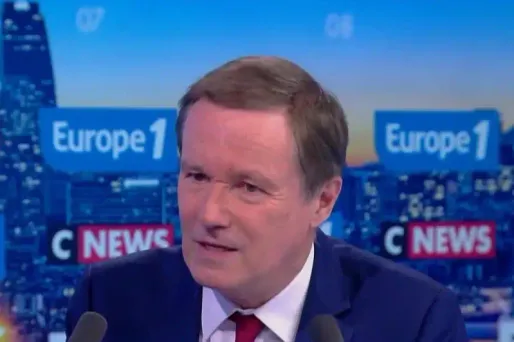 Nicolas Dupont Aignan se dit favorable à quitter l'Union européenne, dans La Grande interview Europe 1-Cnews, ce mardi 2 décembre.