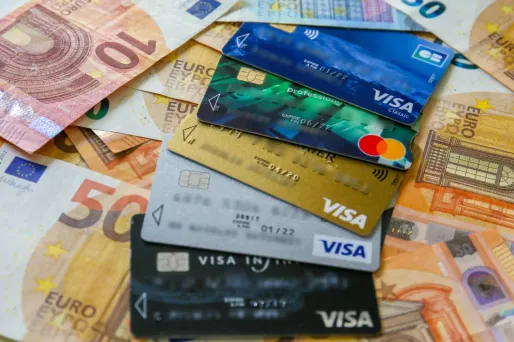 De l'argent en espèces et des cartes bleues