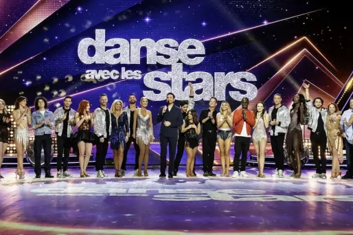 L'attente grandit et l'excitation du public se prépare.