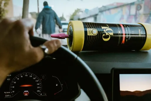 Après inhalation, le protoxyde d’azote provoque des réactions euphorisantes, comme "rires incontrôlés, sensation d’ébriété, distorsions auditives ou visuelles".